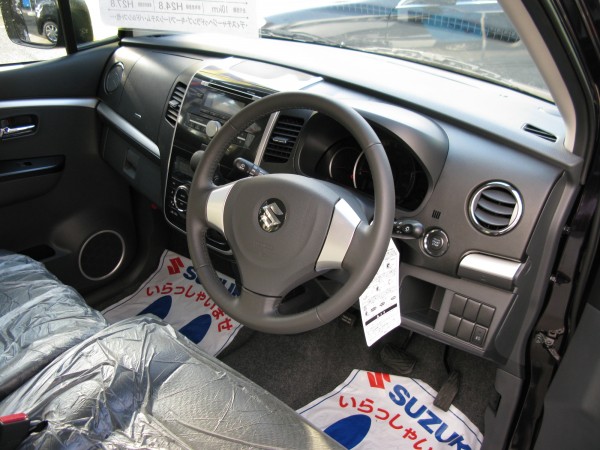 Cockpit of the Wagon R. It's rather simple, but better than other kei cars which were really bare-bones.